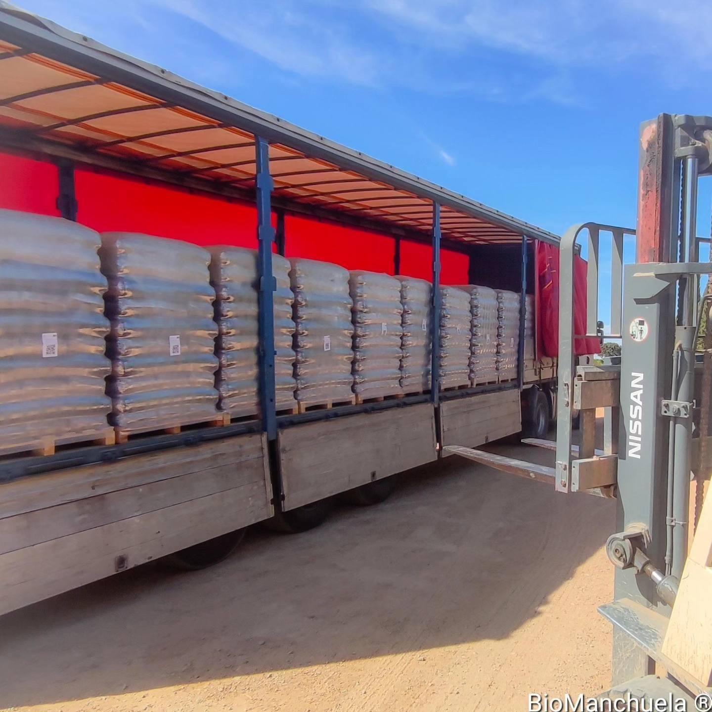 2 Camión con 24 palet de bioforestal SACOS DE 15 KG certificado