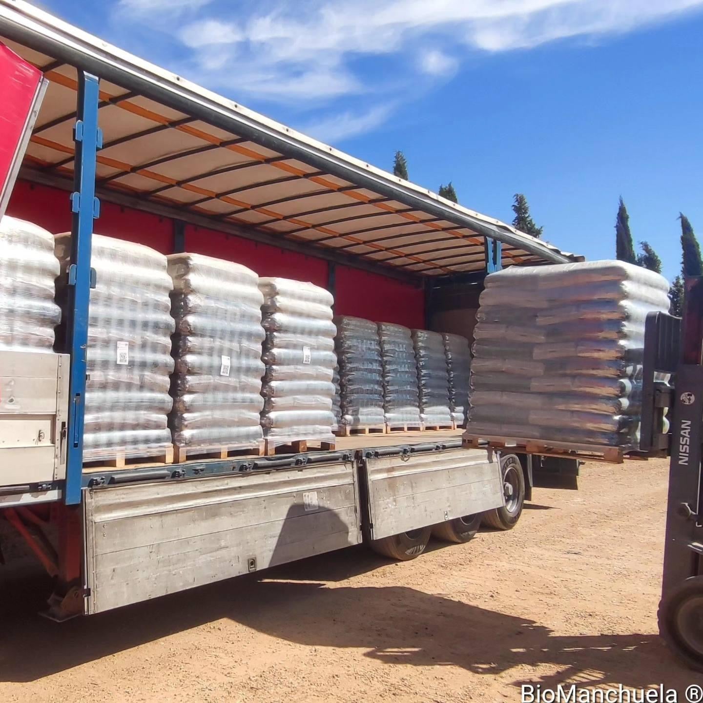 2 Camión con 24 palet de bioforestal SACOS DE 15 KG certificado