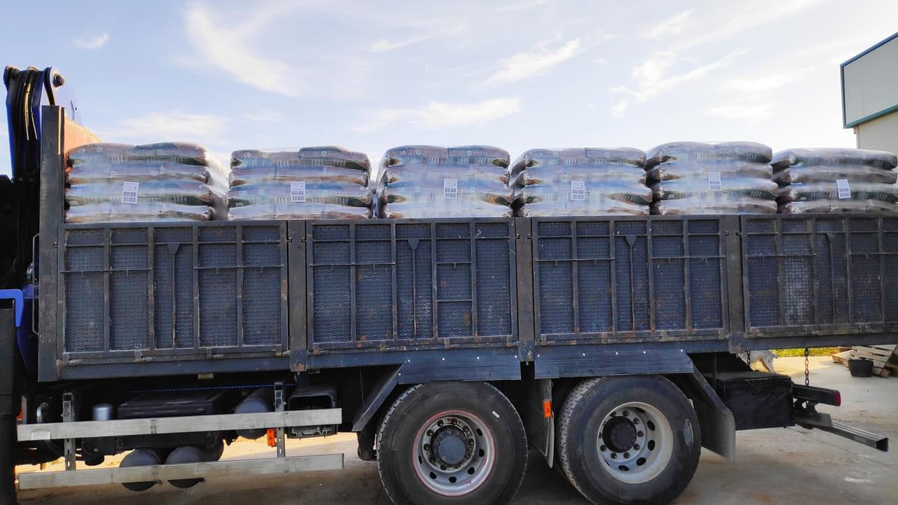2 Camión con 24 palet de cyl pellet SACOS DE 15 KG certificado
