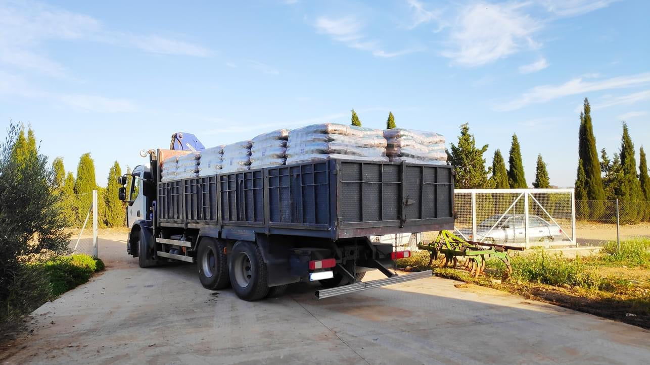2 Camión con 24 palet de cyl pellet SACOS DE 15 KG certificado